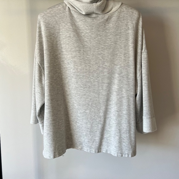 SALE ☘️ CABLE & GAUGE turtleneck 3/4 sleeve sweatshirt in light heather gray - Picture 3 of 14